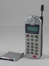 Téléphone Alcatel gris à touches avec un tout petit écran.